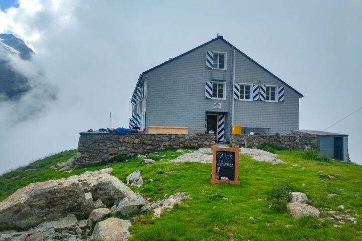 Angekommen bei der Glecksteinhütte, das Schreckhorn wird von der Nachmittagssonne beleuchtet. Fotos: Simon Widy