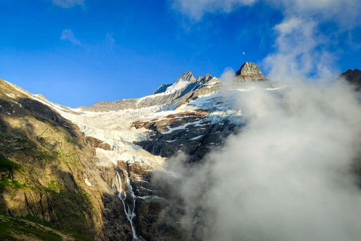 Angekommen bei der Glecksteinhütte, das Schreckhorn wird von der Nachmittagssonne beleuchtet. Fotos: Simon Widy