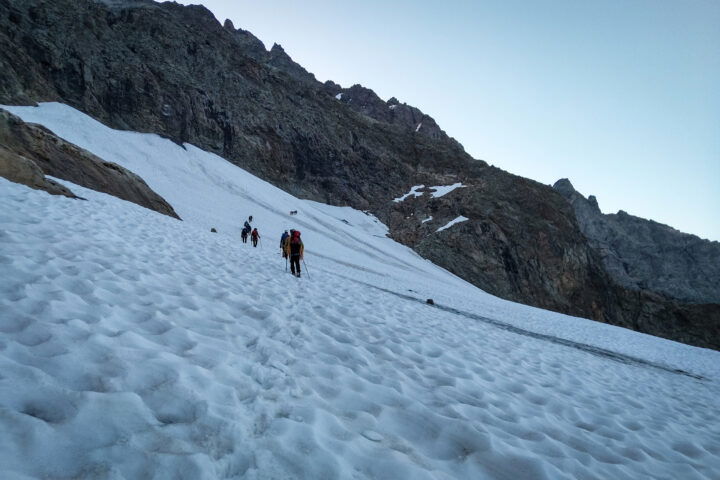 Frühmorgens am Chrinnengletscher, Lauteraarhorn und Schreckhorn werden bereits beleuchtet. Fotos: Simon Widy