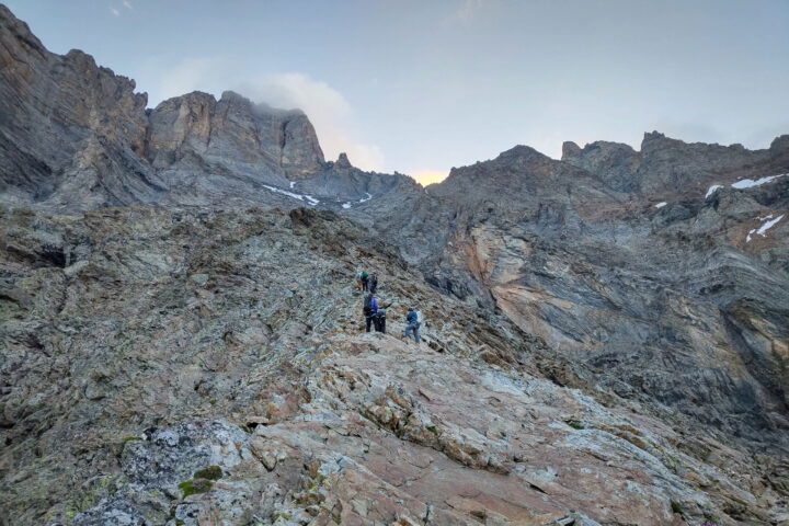 Anfangs viel Gehgelände und eine unangenehme Schrofenquerung. Fotos: Simon Widy