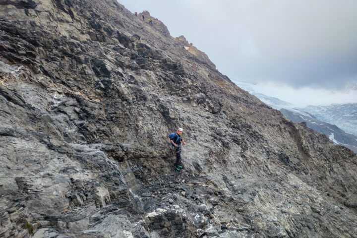 Anfangs viel Gehgelände und eine unangenehme Schrofenquerung. Fotos: Simon Widy