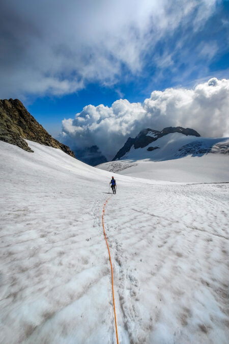 Bergab, flach und wieder aufwärts: Durch das Becken des Rosenlauigletschers. Fotos: Simon Widy