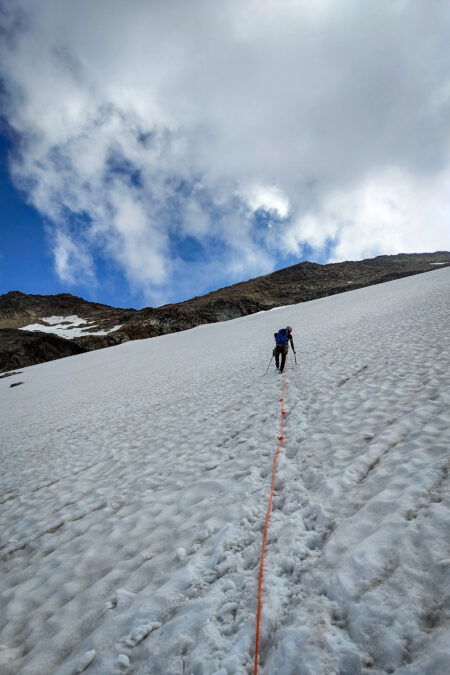 Bergab, flach und wieder aufwärts: Durch das Becken des Rosenlauigletschers. Fotos: Simon Widy