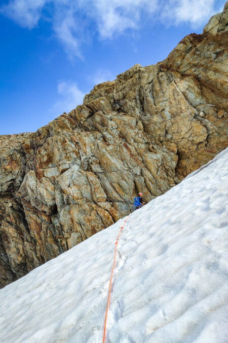 Übergang vom Gletscher auf den Fels mithilfe eines Fixseils. Fotos: Simon Widy