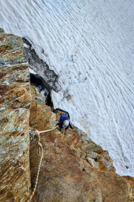 Übergang vom Gletscher auf den Fels mithilfe eines Fixseils. Fotos: Simon Widy