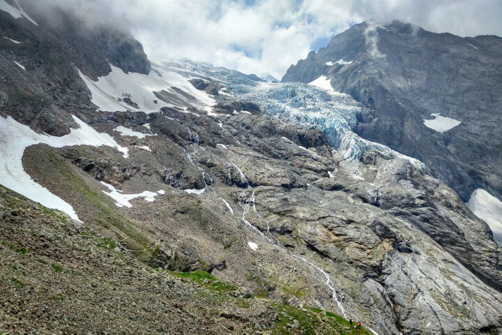 Abstieg von der Dossenhütte mit Blick auf die beeindruckende Zunge des Rosenlauigletschers. Fotos: Simon Widy