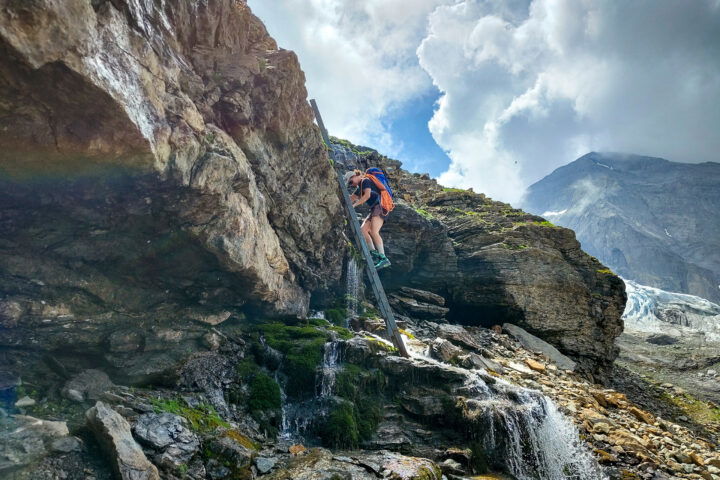 Abstieg von der Dossenhütte mit Blick auf die beeindruckende Zunge des Rosenlauigletschers. Fotos: Simon Widy