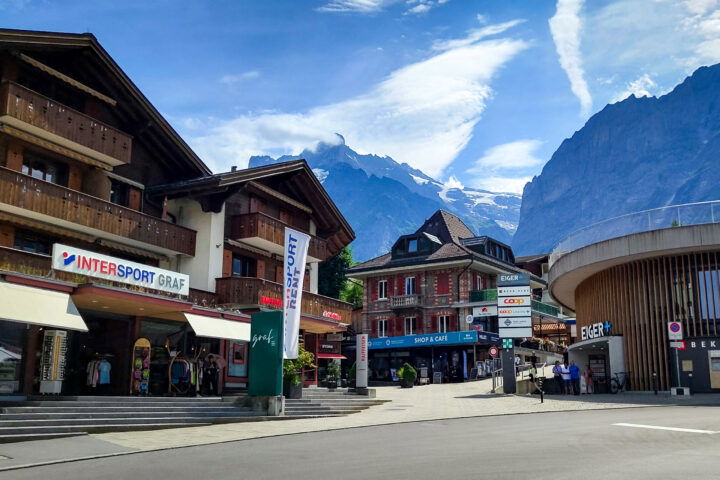Umstieg in Grindelwald, das Wetterhorn ragt prominent in den Himmel. Fotos: Simon Widy
