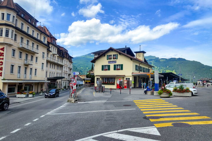 Umstieg in Grindelwald, das Wetterhorn ragt prominent in den Himmel. Fotos: Simon Widy