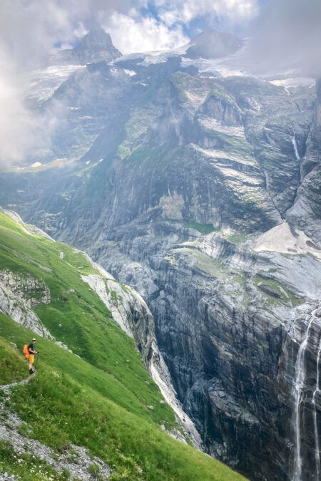 Zustieg zur Hütte mit gratis Dusche. Fotos: Vanessa Riegler