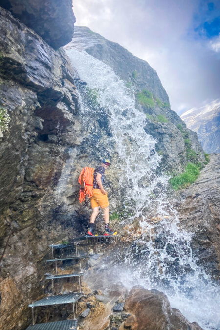 Zustieg zur Hütte mit gratis Dusche. Fotos: Vanessa Riegler