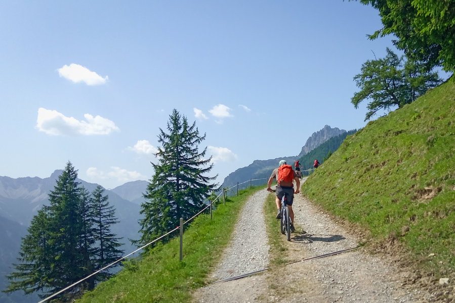 Kurz vor der Sarojaalpe, man sieht schon den Gipfelaufbau der Drei Schwestern. Foto: Norman und Lisa