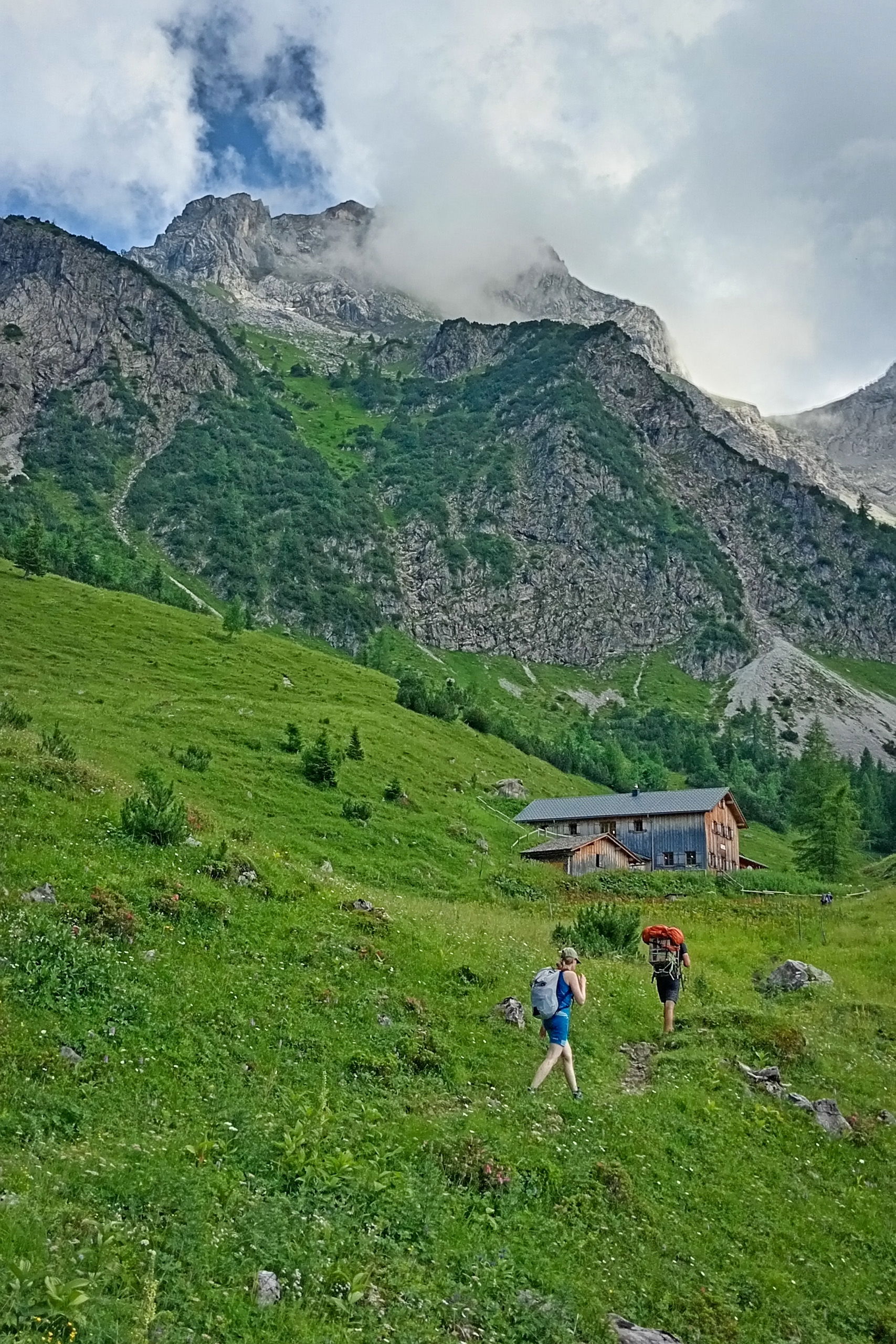An der Sarotlahütte angekommen. Fotos: Norman und Lisa
