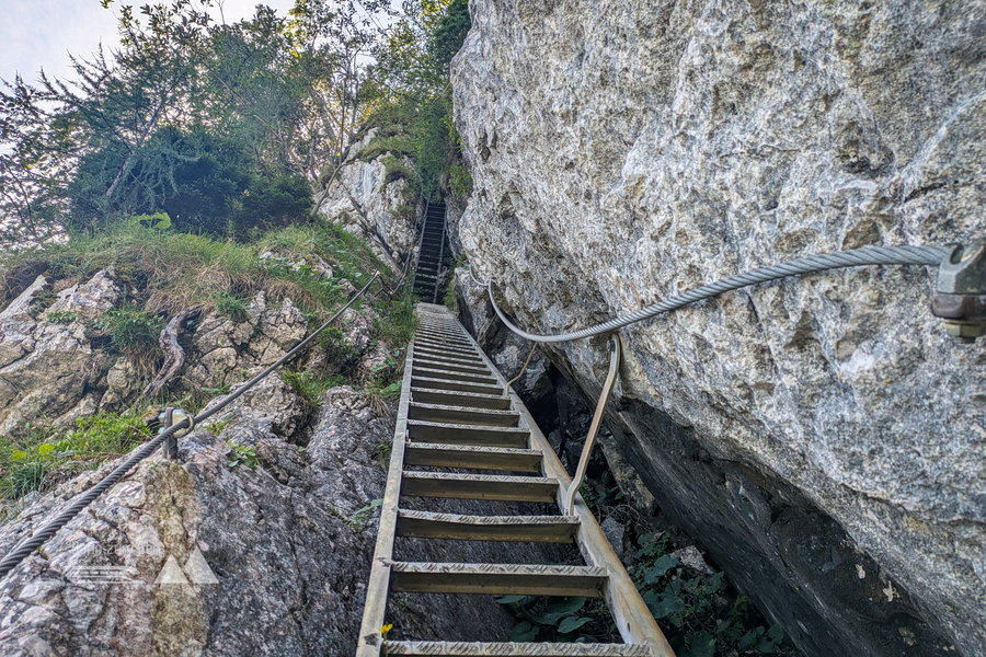 Steil geht’s hier rauf - und daneben tief runter. Foto: Anna, POW AT