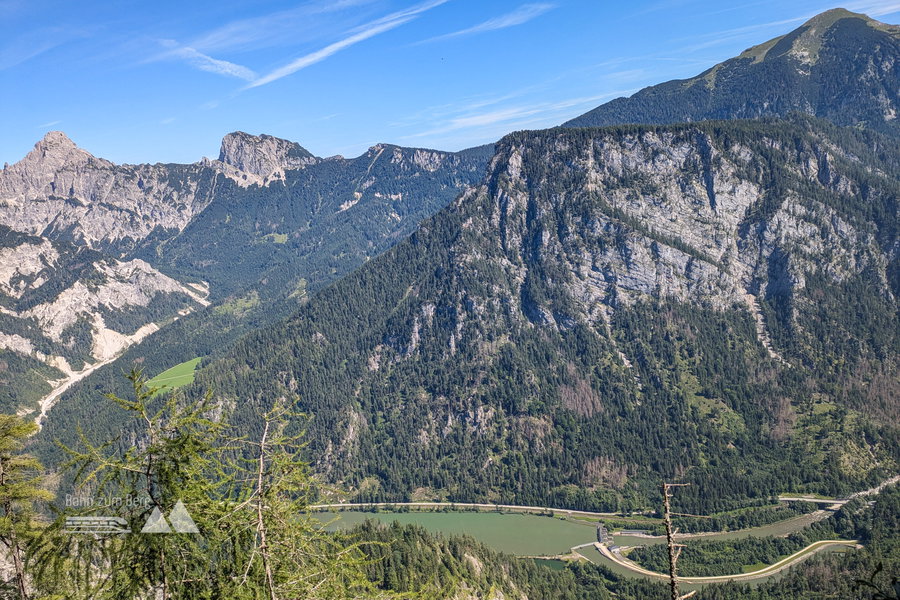 Kleiner Buchstein, Tieflimauer und Tamischbachturm sind schon in diesem Teil des Aufstiegs sichtbar. Unten die aufgestaute Enns. Foto: Anna, POW AT