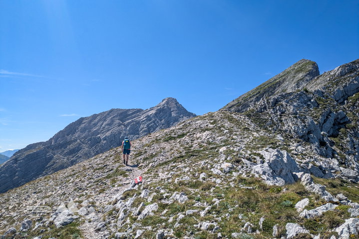 Nach der Latschenzone hat man schon bald den Gipfel in Sichtweite. Das letzte Teilstück ist landschaftlich äußerst lohnend, wenngleich auch wieder etwas technischer (3. Foto). Foto: Anna, POW AT