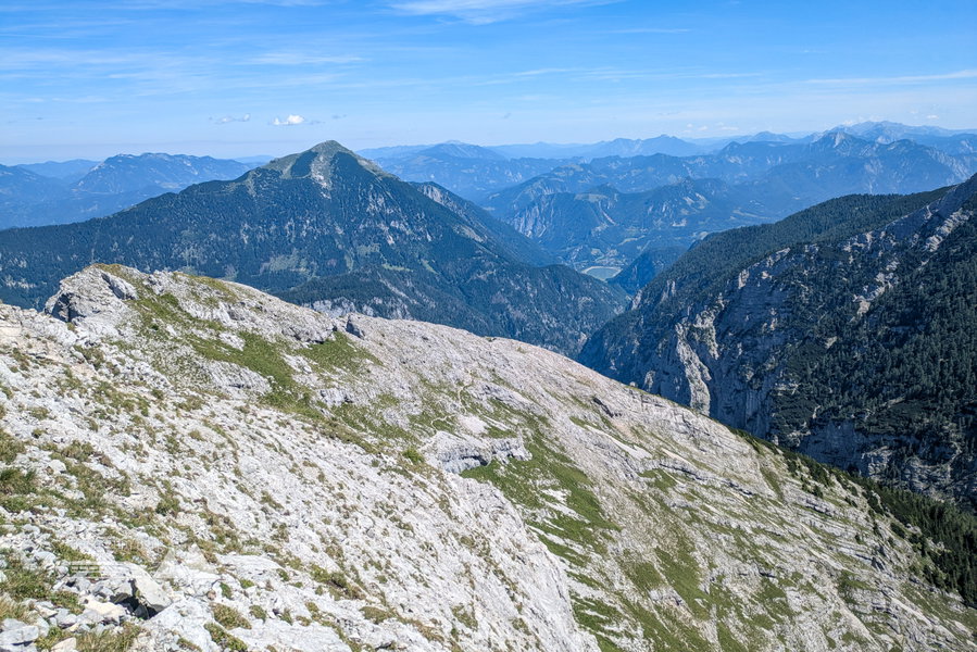 Blick zurück auf den Wegverlauf. Im Hintergrund der Tamischbachturm, einer der “grasigsten” Gipfel im Gesäuse. Foto: Anna, POW AT