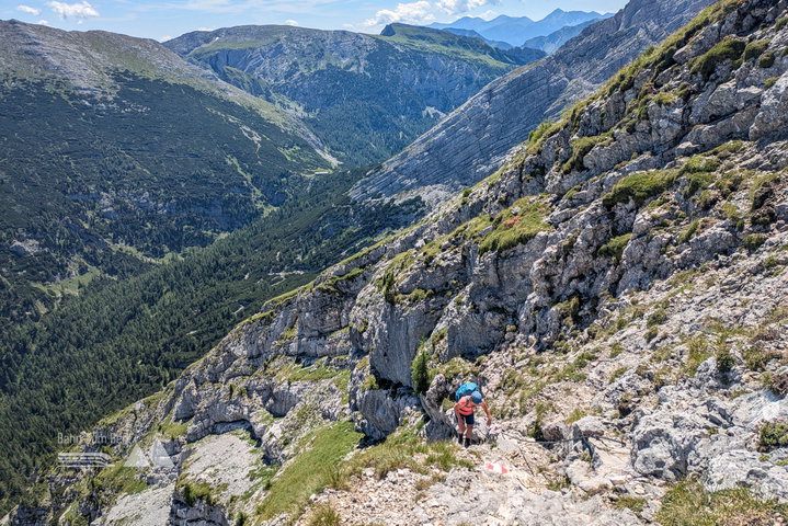 Nach der Latschenzone hat man schon bald den Gipfel in Sichtweite. Das letzte Teilstück ist landschaftlich äußerst lohnend, wenngleich auch wieder etwas technischer (3. Foto). Foto: Anna, POW AT