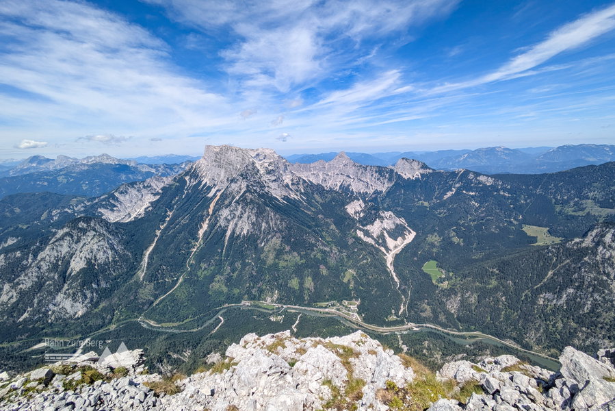 Das Buchsteinmassiv. Links im Hintergrund die Haller Mauern. Unten die Enns und der beschauliche Ort Gstatterboden, wo es im “Nationalpark Pavillon” eine sehenswerte, interaktive Ausstellung zur Entstehung des Gesäuses gibt. Die Architektur des Pavillons ist übrigens der Planspitze nachempfunden. Foto: Anna, POW AT