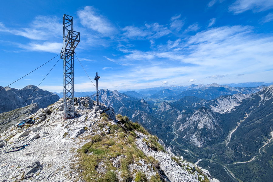 Doppelt hält besser?! Gleich zwei Kreuze zieren den Gipfel der Planspitze. Foto: Anna, POW AT