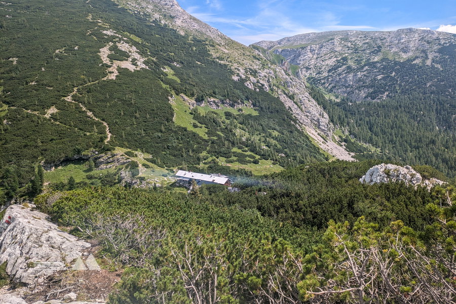 Inzwischen haben wir die Hütte bzw. zumindest das Dach schon im Blick. Im Hintergrund Zinödl (links) und Gsuchmauer (rechts). Foto: Anna, POW AT
