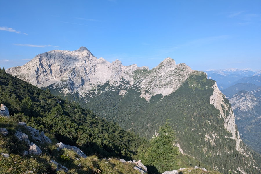 Blick auf die Kölblplan und die Planspitze. Hier sieht man eindrucksvoll, wie steil die Felswand zur Enns hin abfällt. Links das Hochtor. Anmerkung: Das Foto wurde im Zuge einer anderen Tour (aufs Zinödl) aufgenommen. Während der Tour auf die Planspitze sieht man die Kölblplan logischerweise nicht aus dieser Perspektive. Foto: Anna, POW AT