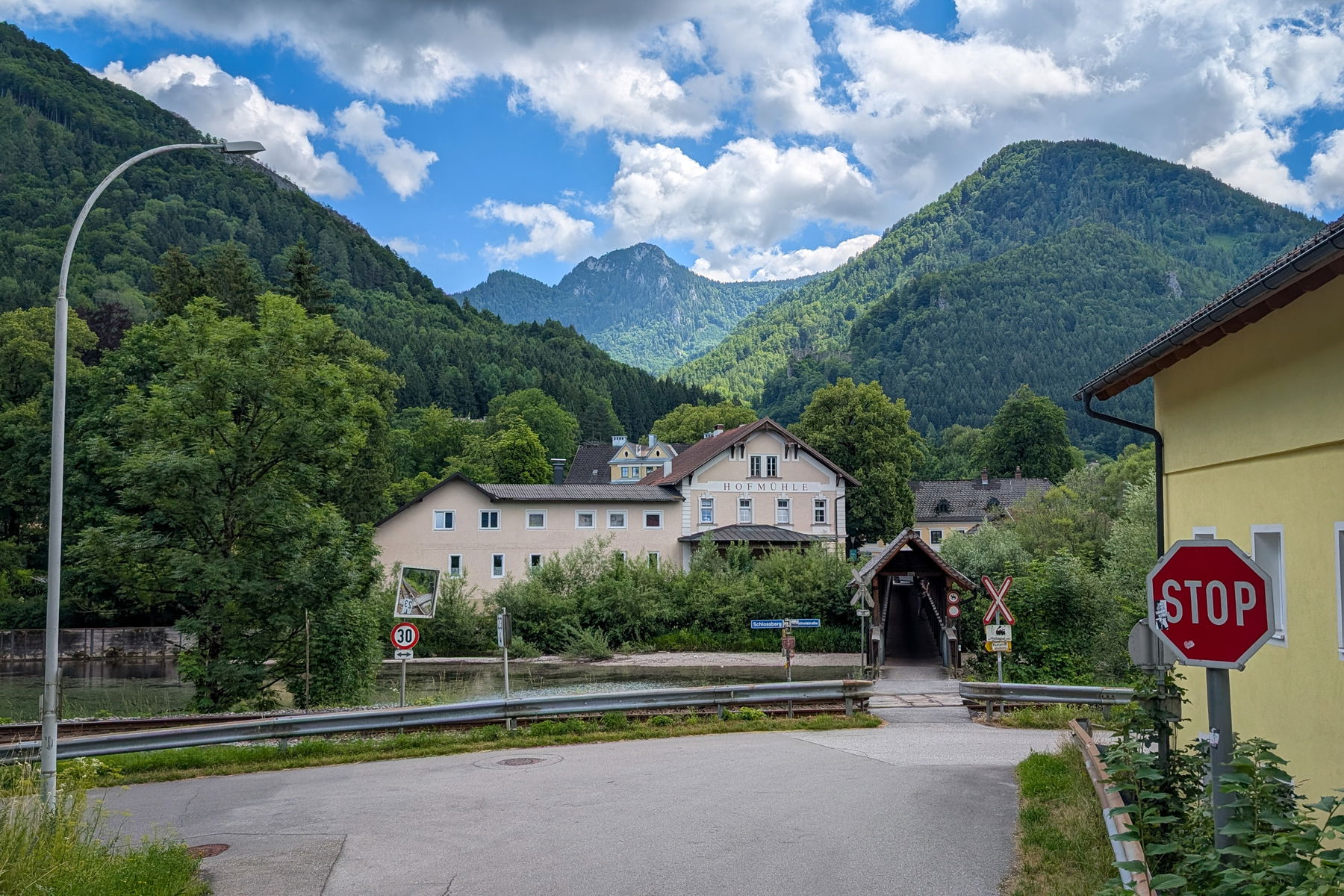 Über die Alm ins Ortszentrum von Scharnstein. Foto Martin Heppner
