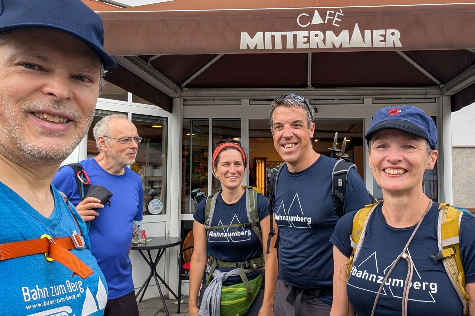 Martin, Peter, Sarah, Nikolaus, Veronika und das Café Mittermaier