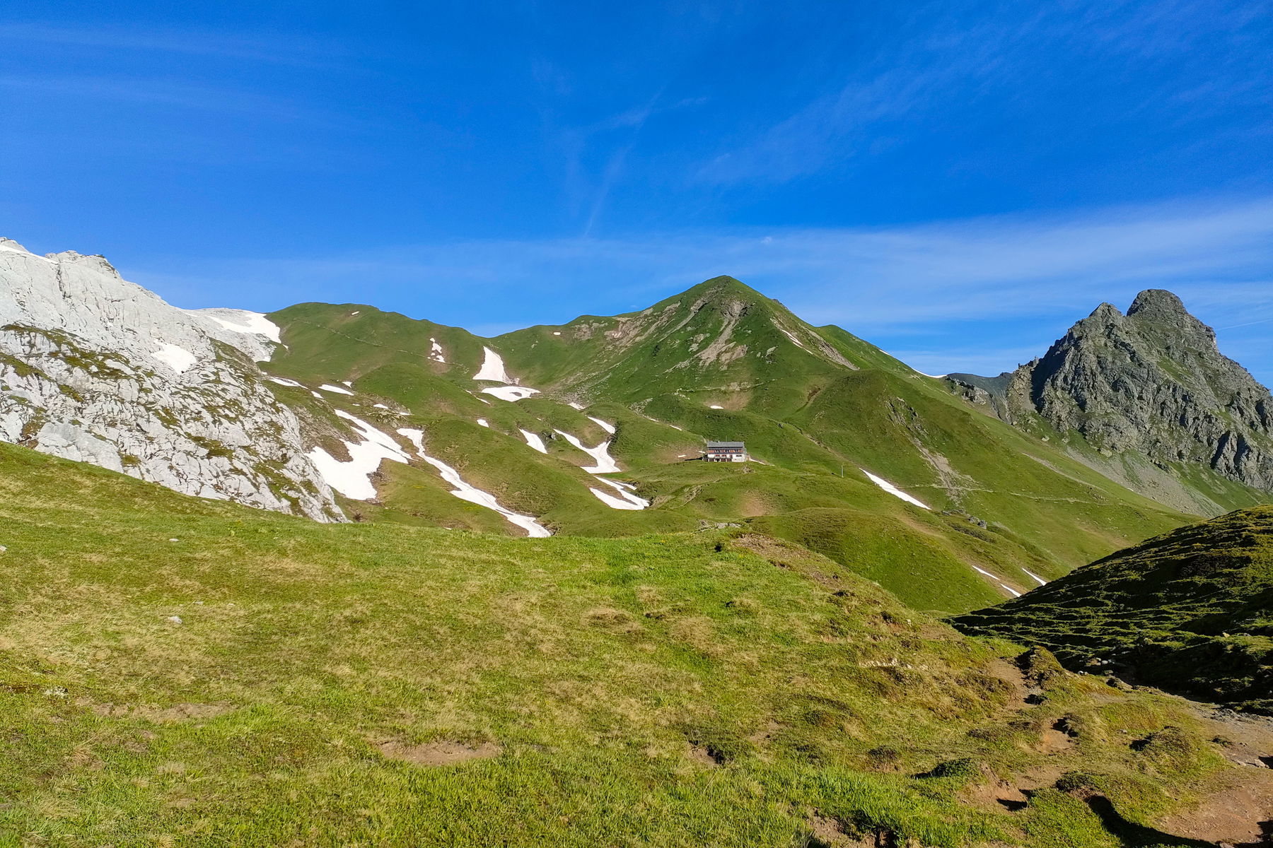 Rückblick zur Tilisunahütte, Schweizer Wertarbeit am Plasseggenpass Fotos: Manfred Hinteregger