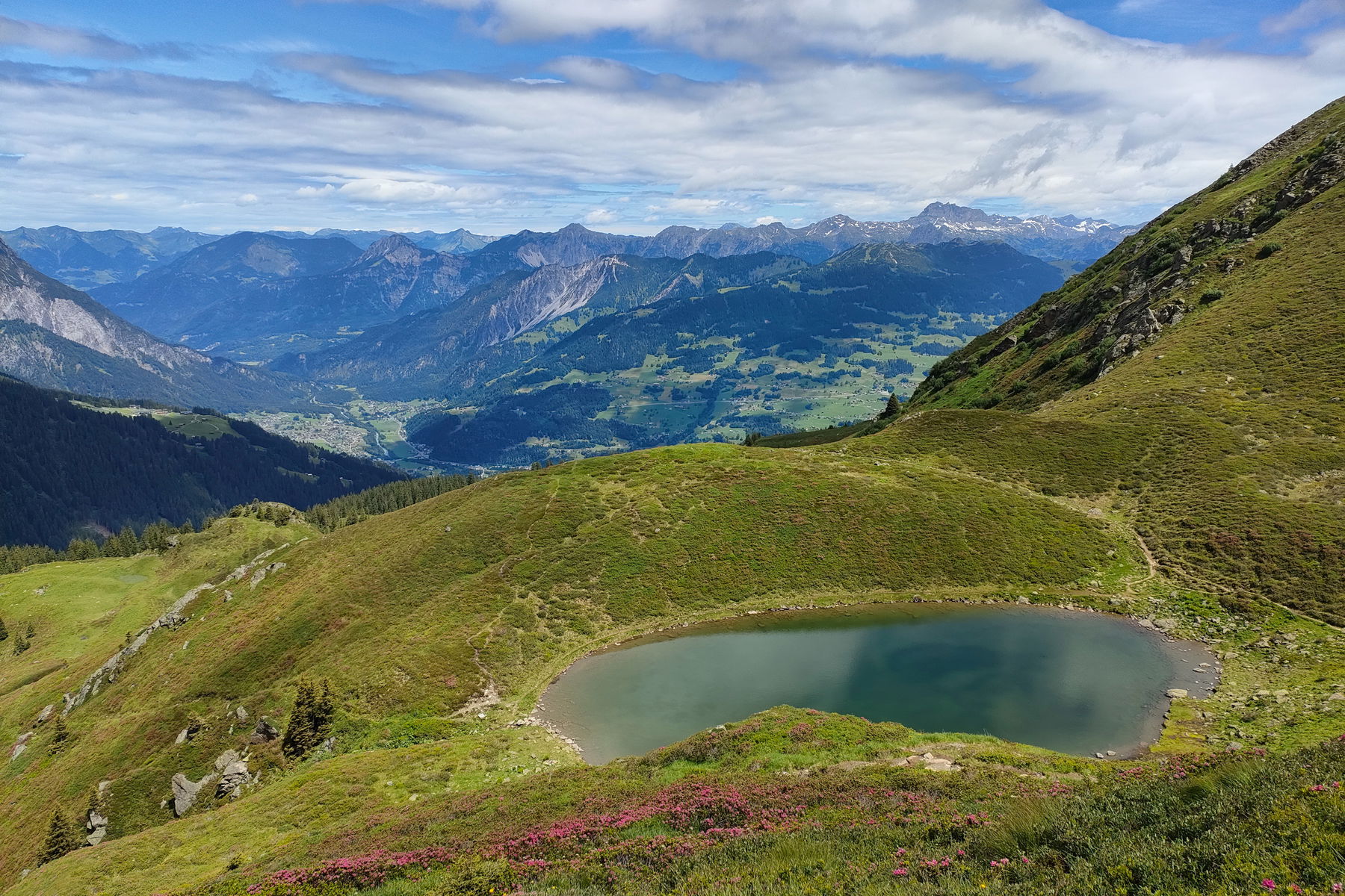 Der Tobelsee mit den Drei Türmen sowie mit Blick ins Montafon hinunter. Fotos: Manfred Hinteregger