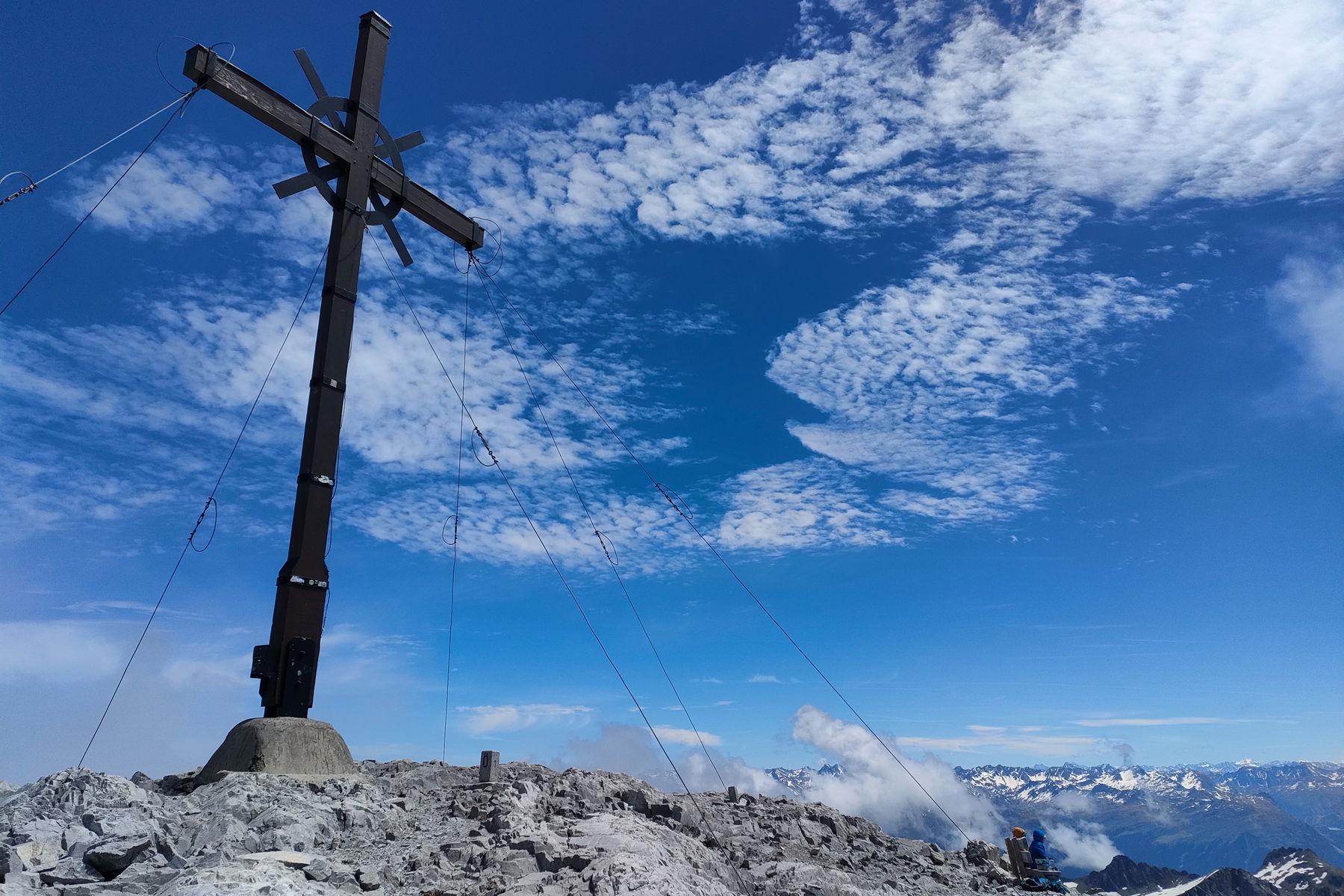 Stattliches Sulzfluh-Gipfelkreuz, die Drei Türme einmal anders betrachtet, hinter der Zimba gut versteckt der Bodensee. Fotos: Manfred Hinteregger