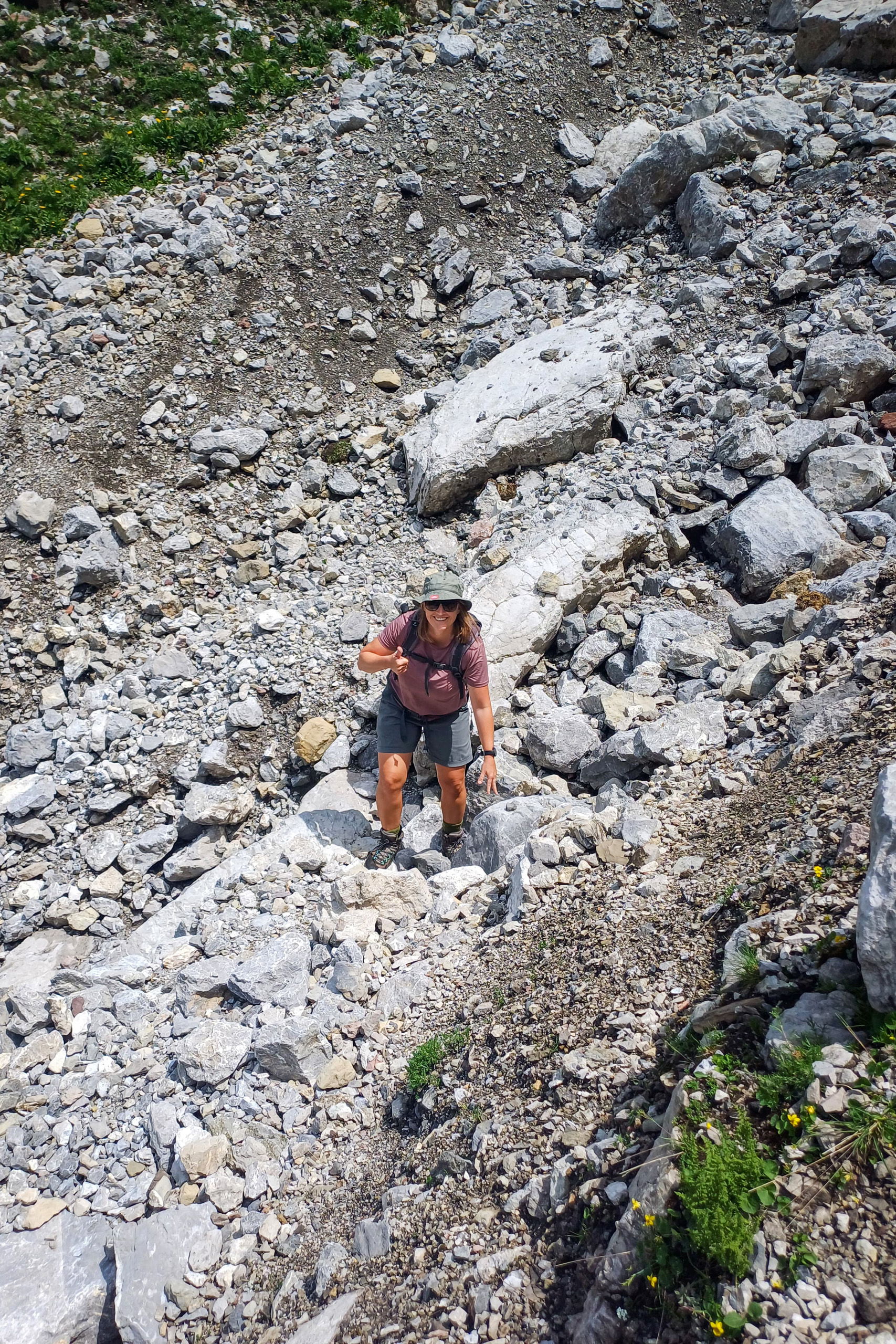 Über blühende Almwiesen und durch Felsblöcke; Schwierigste Stelle des Weges: wegloser Durchstieg durch den Bachlauf. Fotos: Norman und Lisa