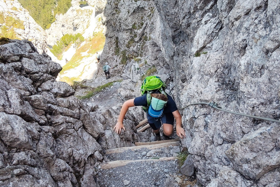 Stufen und Seilversicherungen im Fels. Foto: Norman und Lisa