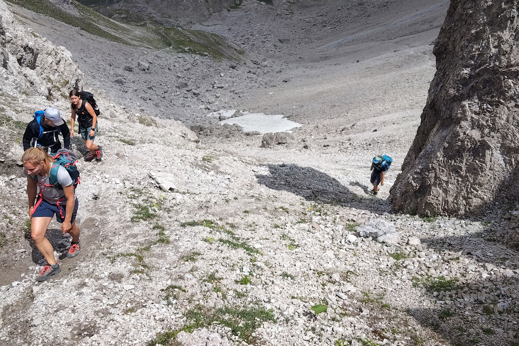 Über Schotter hinauf zum Großen Valkastiel. Foto: Norman und Lisa
