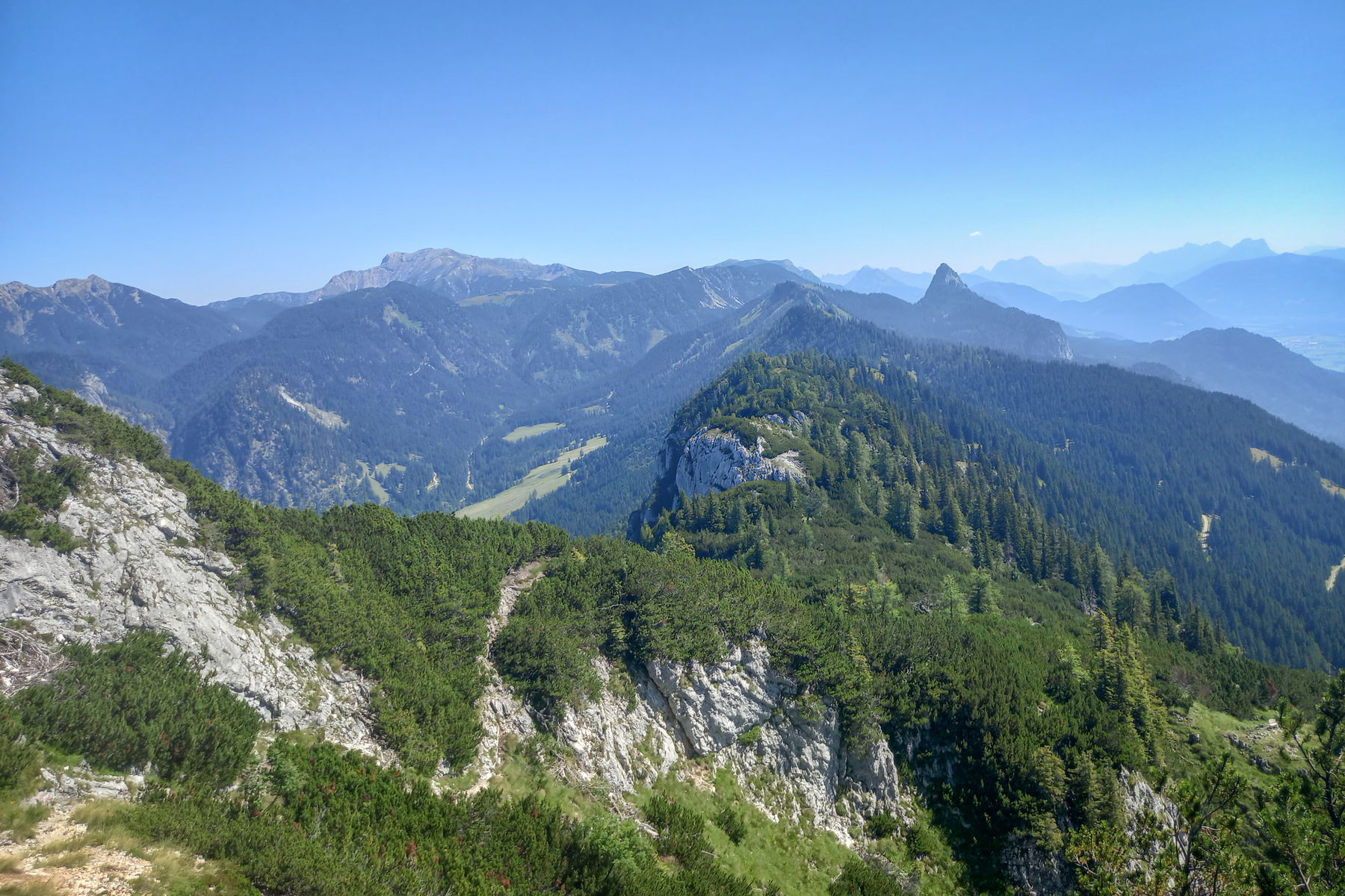 Abstieg über den Normalweg mit Blick zum Hochtausing. Foto: Martina Friesenbichler
