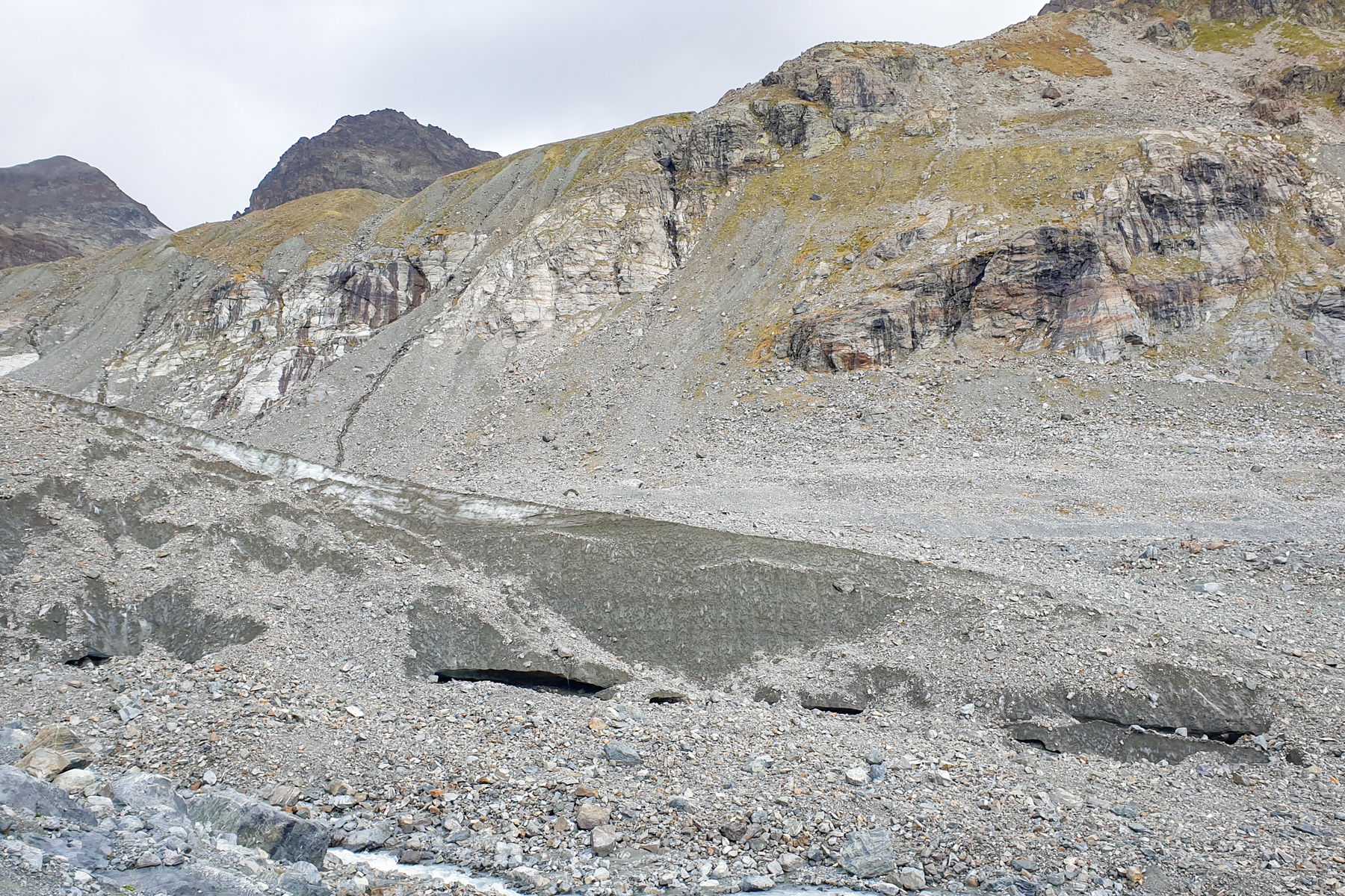 Schuttbedeckte Gletscherreste. Fotos: Markus Büchler