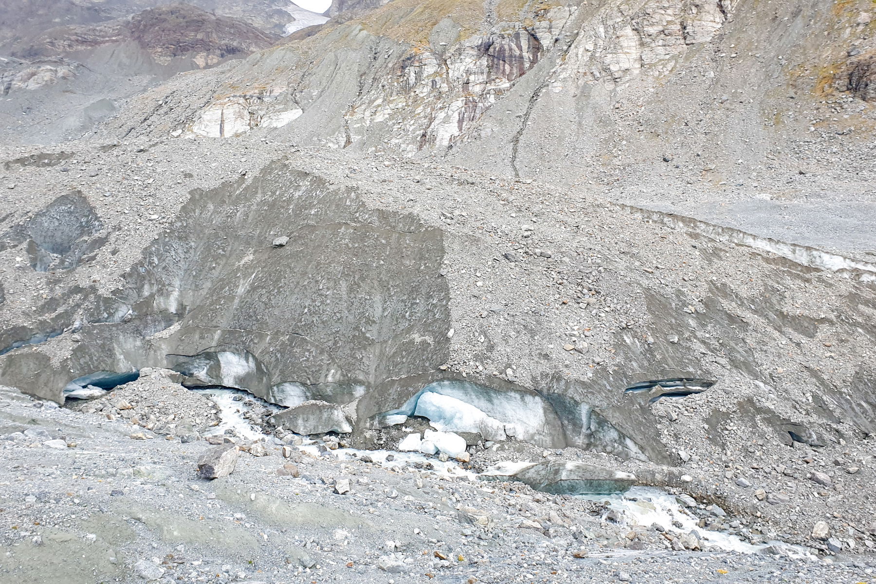 Schuttbedeckte Gletscherreste. Fotos: Markus Büchler