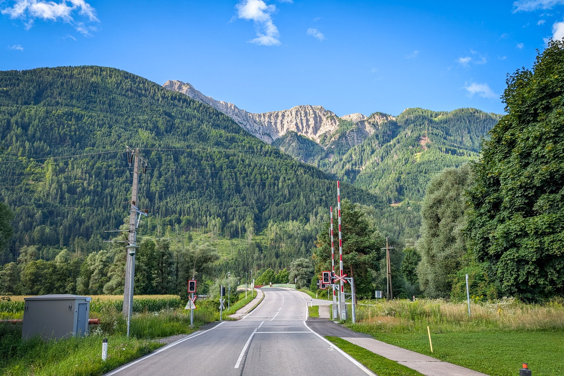 Vom Bahnhof fahren wir nach Süden und queren die Drau. Foto: Martin Heppner