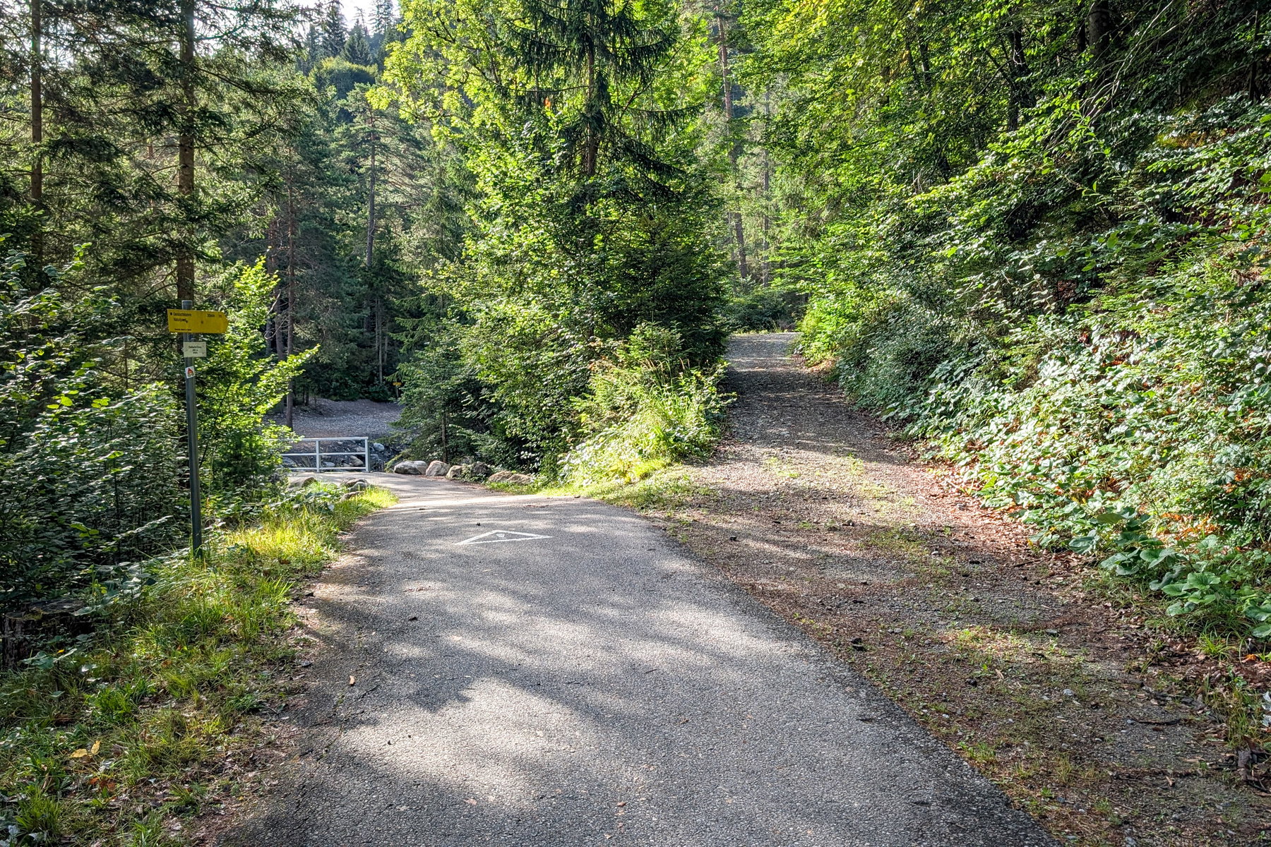 Abzweigung zur Geißlochklamm, vor dem Grillplatz. Foto: Martin Heppner