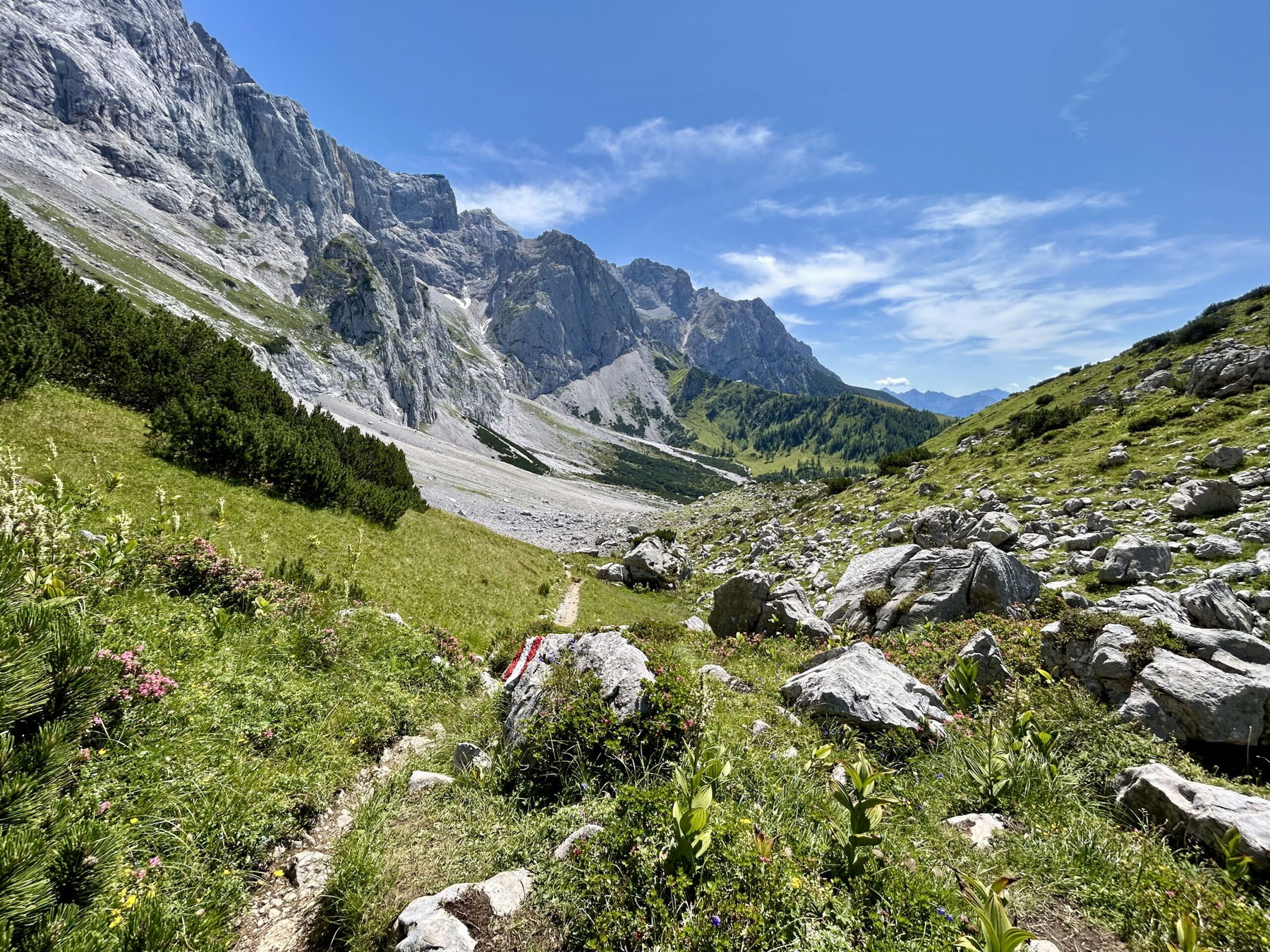 Langsam geht der flache Teil der Wanderung zu Ende. Foto Veronika Schöll