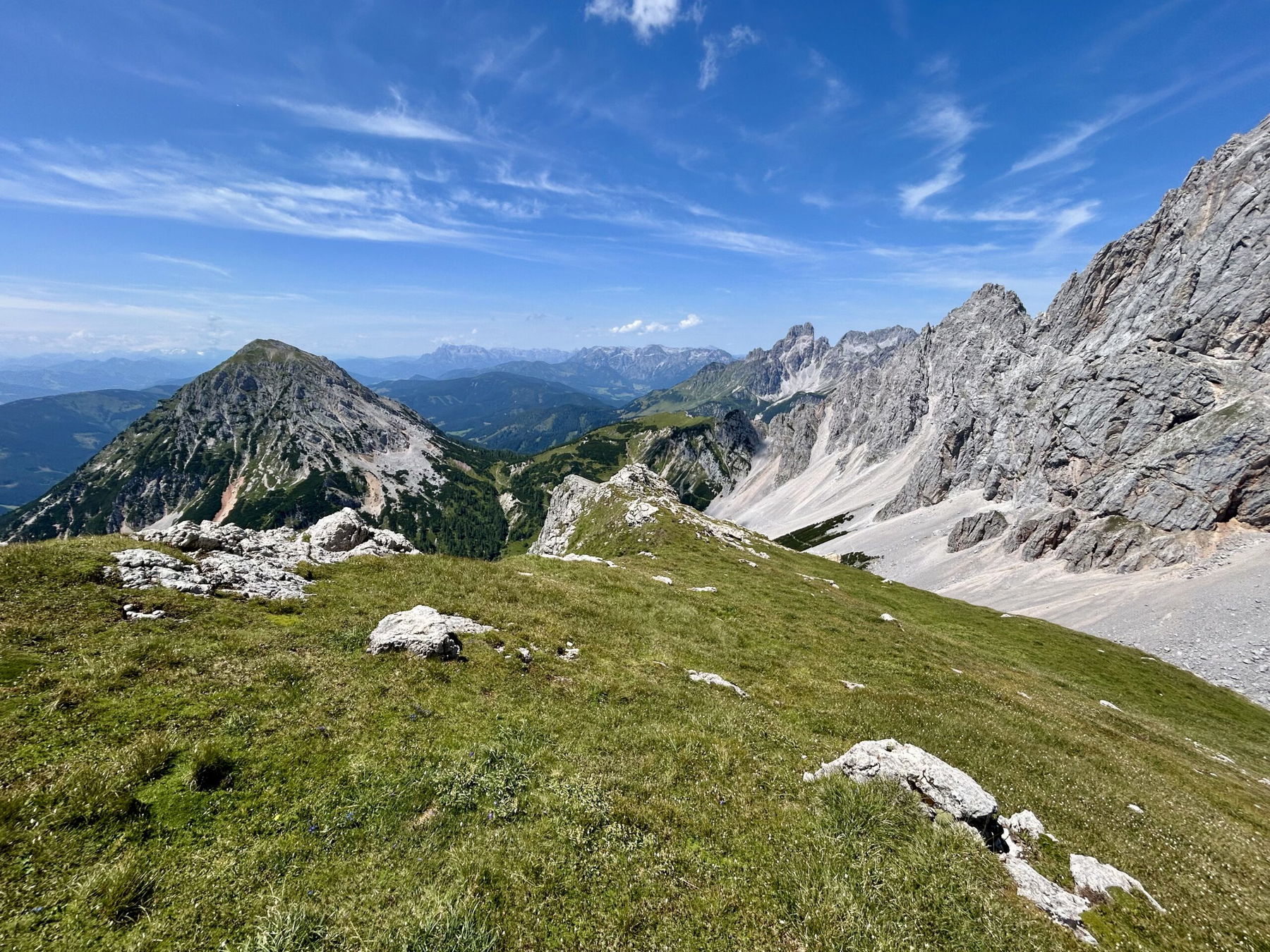 Am Raucheck, von links nach rechts: Röthelstein, Tennengebirge, Bischofsmütze. Foto Veronika Schöll