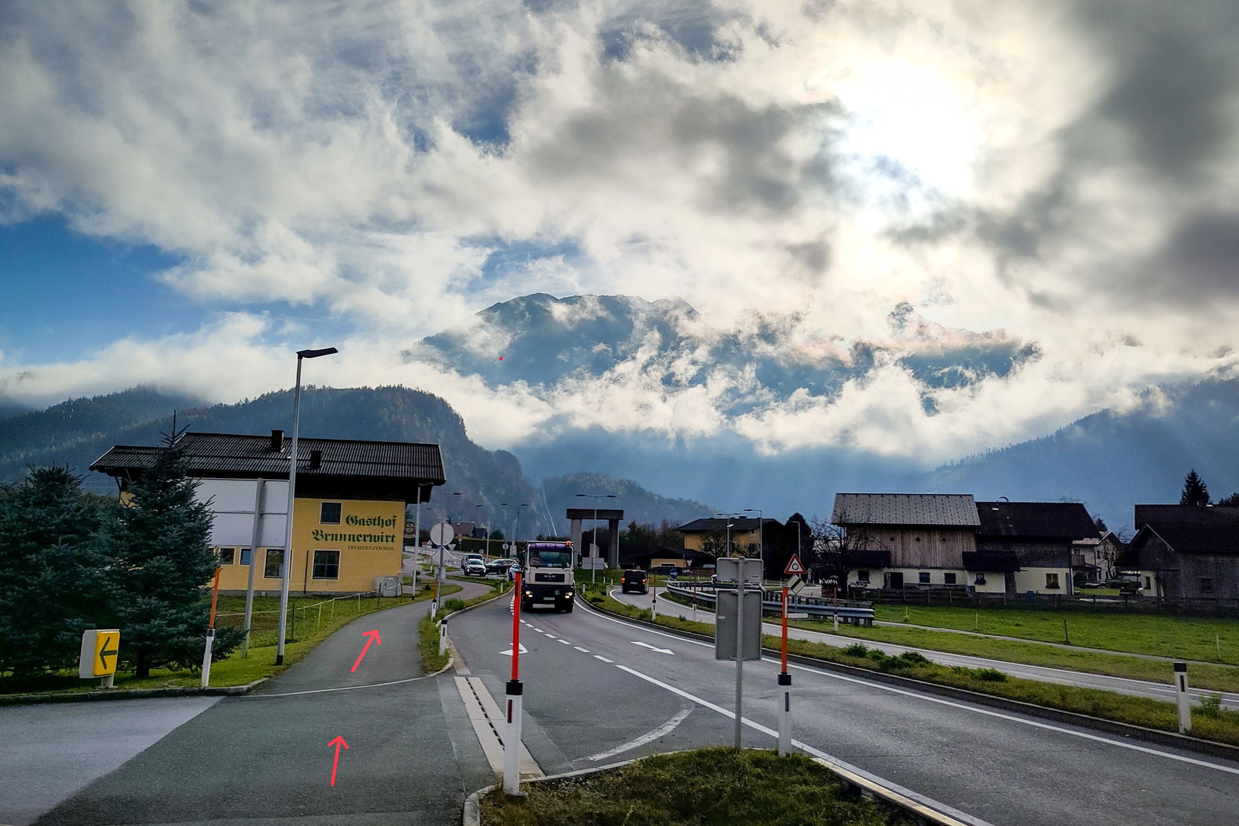 Ortsausfahrt Golling - Radweg entlang der Straße. Foto: Karl Plohovich