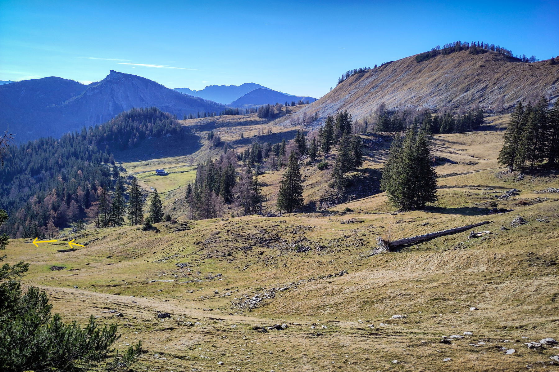 Die Hochzinkenalm; die gemiedenen Jagdhütten und mein Weg zur Schrottn-Hütt´n. Foto: Karl Plohovich