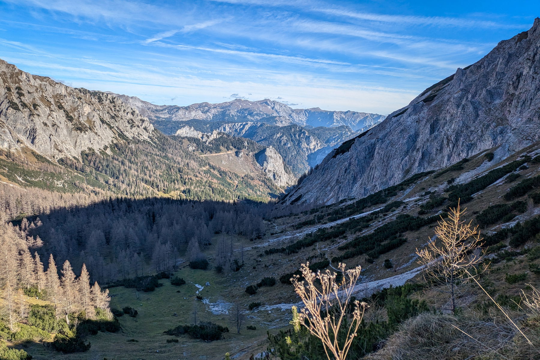 Die “Schattenseite” des Lamingsattels. Gut, dass wir heute weitestgehend auf der Sonnenseite unterwegs sind. Foto: Anna, POW AT