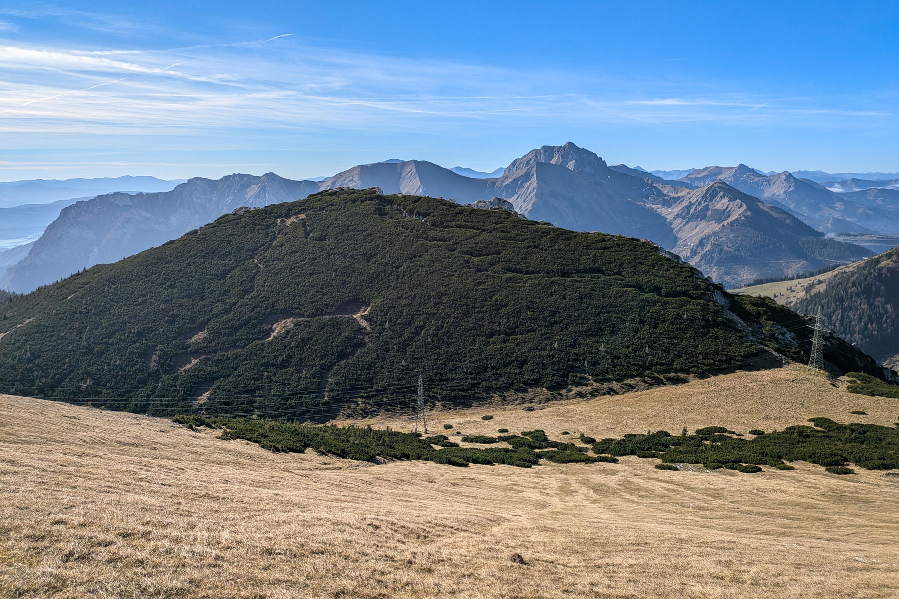 Die humane Rückseite der steil abfallenden Leobner Hütte. Man würde wohl kaum vermuten, dass das erste Foto in diesem Tourenbericht und dieses hier vom selben Berg sind. Foto: Anna, POW AT