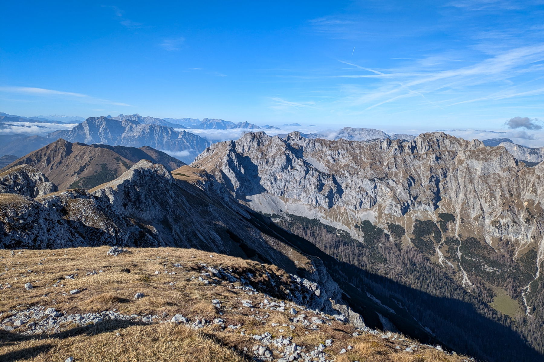 Blick Richtung Eisenerzer Alpen und Gesäuse, wo heute ungewöhnlicherweise der Nebel dominiert. Foto: Anna, POW AT