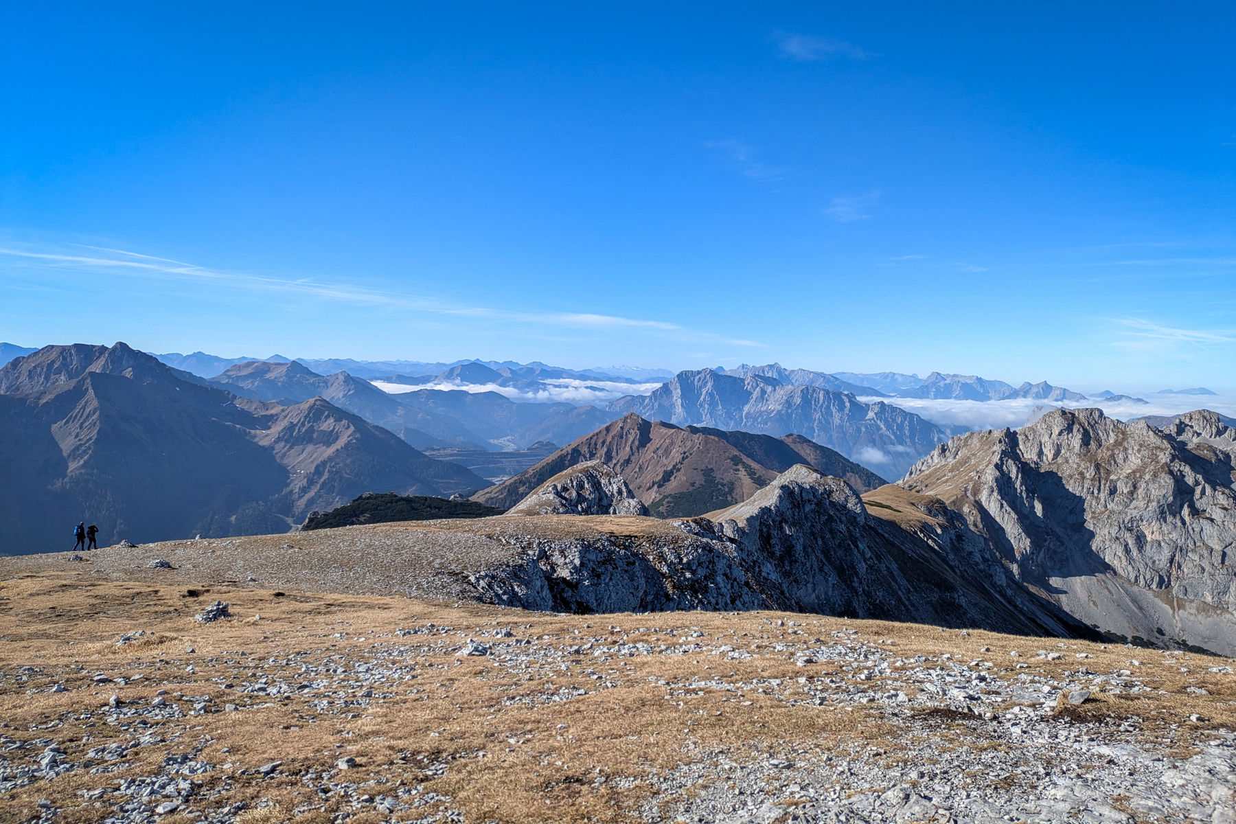 Es geht wieder bergab. Hier tut sich auch der Erzberg einmal hervor, auch wenn er umringt von anderen prominenten Bergen etwas untergeht. Foto: Anna, POW AT