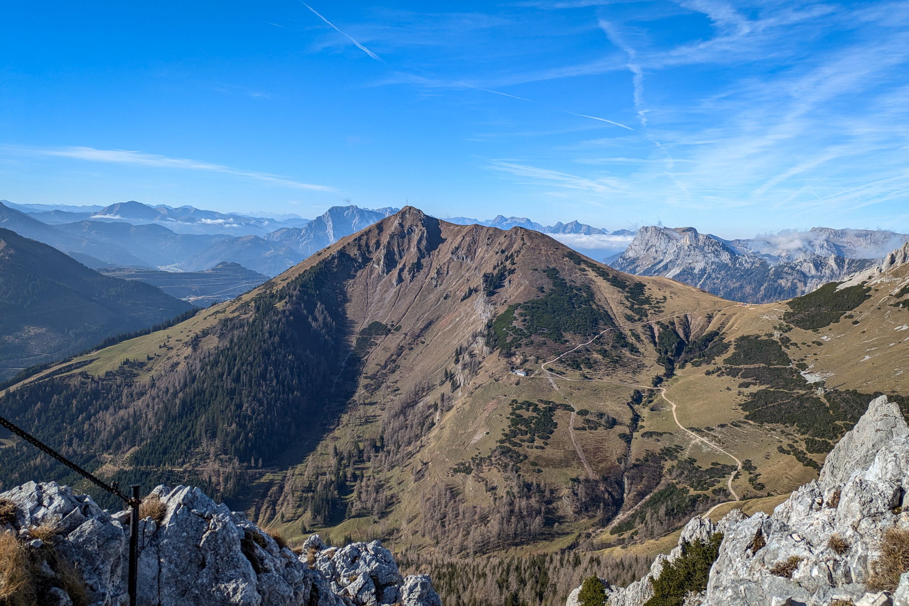 Blick hinüber zum Polster, gut erkennbar am Sender. Rechts hinter dem Polster der Pfaffenstein. Auch die Leobner Hütte ist hier gut erkennbar. Foto: Anna, POW AT