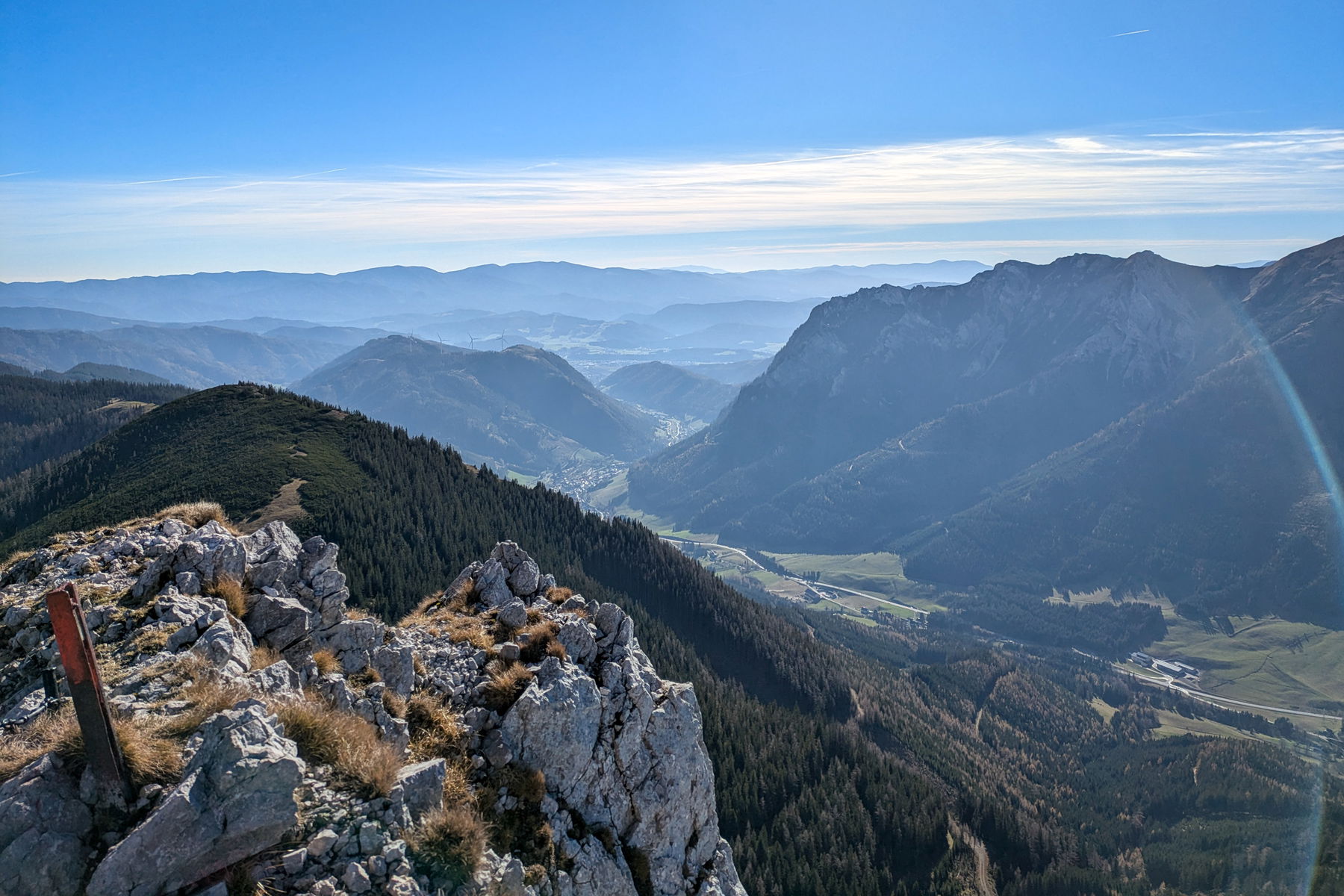 Von der Leobner Mauer sehen wir auch erstmals nach Vordernberg. Schaut zugegebenermaßen noch ganz schön weit aus. Foto: Anna, POW AT