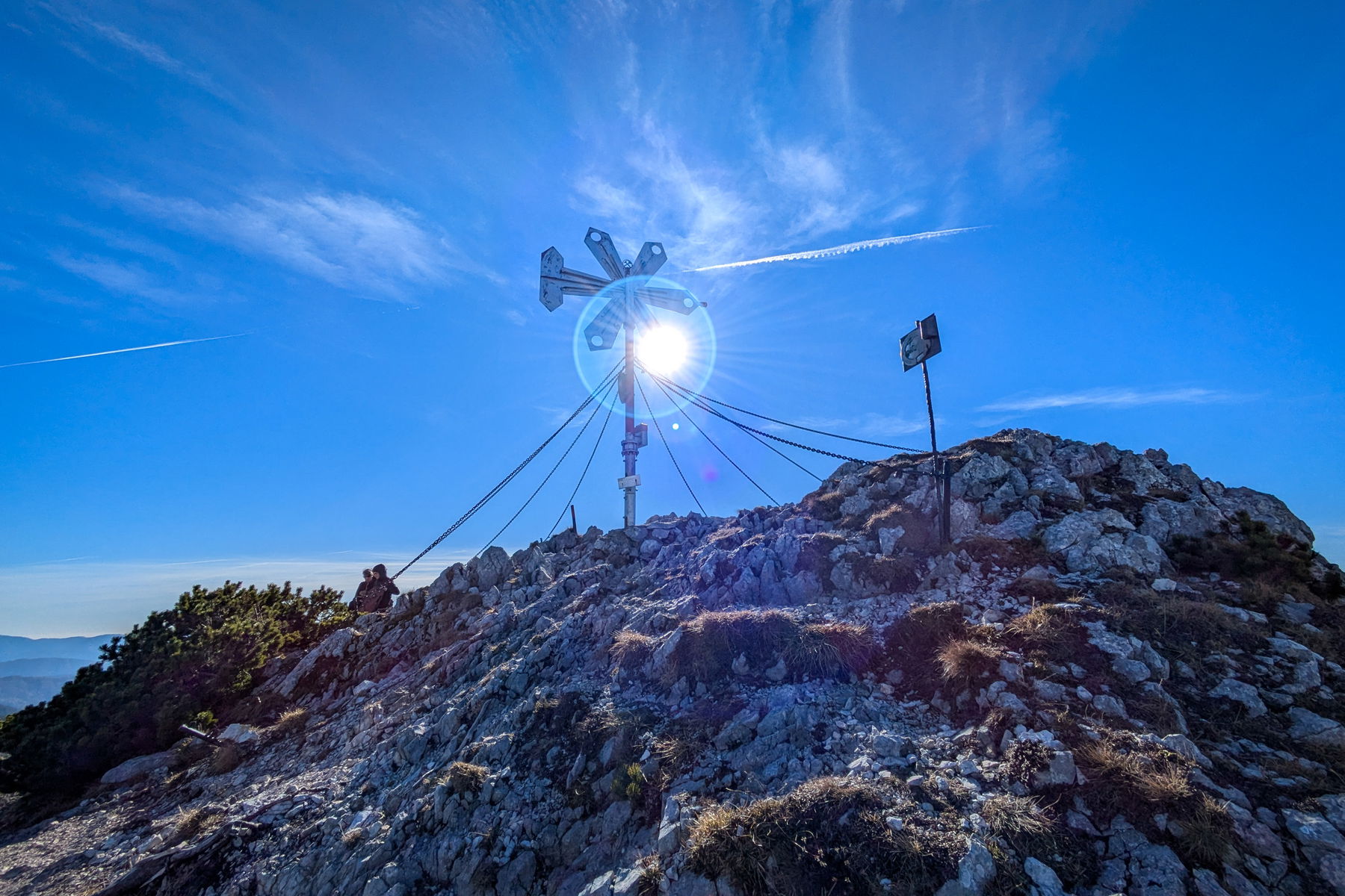 Ein sehr eigenwilliges Gipfelkreuz ziert die Leobner Mauer. Foto: Anna, POW AT